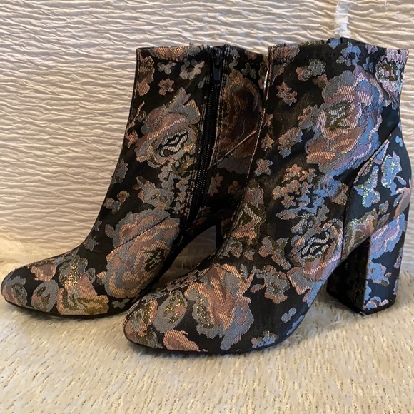 Steven Madden clutch with Kenneth Cole booties. - Picture 8 of 12